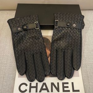 Bottega Veneta Men Gloves with Adjustable Strap In Intrecciato Lambskin Black
