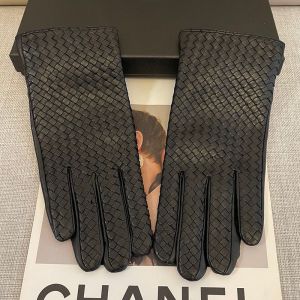 Bottega Veneta Women Gloves In Intrecciato Lambskin Black