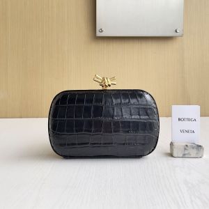 Bottega Veneta Knot Clutch In Crocodile Leather Black