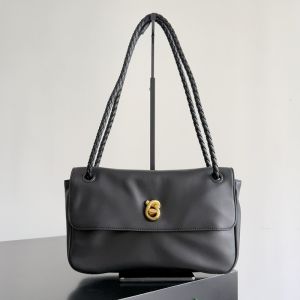 Bottega Veneta Madison Shoulder Bag In Intrecciato Leather Black
