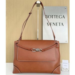 Bottega Veneta Medium Andiamo Messenger Bag In Calfskin Brown