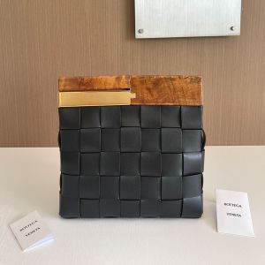 Bottega Veneta Snap Clutch In Intrecciato Lambskin Black