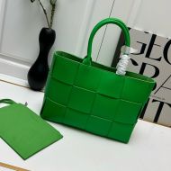 Bottega Veneta Small East-West Arco Tote In Intreccio Leather Green