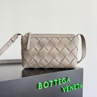 Bottega Veneta Diago Zipped Messenger Bag In Intrecciato Grained Calfskin Grey