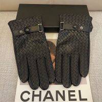 Bottega Veneta Men Gloves with Adjustable Strap In Intrecciato Lambskin Black
