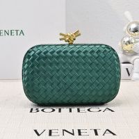 Bottega Veneta Knot Clutch In Intrecciato Silk Green