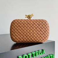 Bottega Veneta Knot Clutch In Intreccio Lambskin Brown