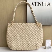 Bottega Veneta Large Clicker Shoulder Bag In Intrecciato Leather Apricot