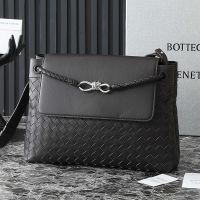 Bottega Veneta Medium Andiamo Messenger Bag In Intrecciato Calfskin Coffee