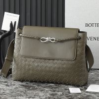 Bottega Veneta Medium Andiamo Messenger Bag In Intrecciato Calfskin Olive
