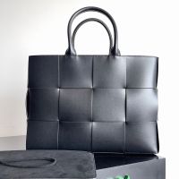 Bottega Veneta Medium Arco Tote 37 In Intreccio Leather Black