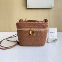 Bottega Veneta Mini Vanity Case In Intrecciato Leather Brown