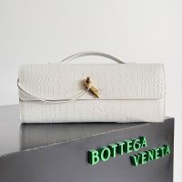 Bottega Veneta Andiamo Clutch In Crocodile Leather White