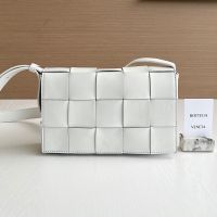 Bottega Veneta Medium Cassette Crossbody Bag In Intreccio Lambskin White/Black