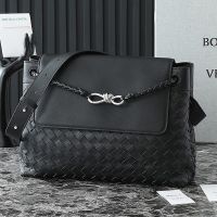 Bottega Veneta Medium Andiamo Messenger Bag In Intrecciato Calfskin Black