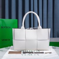 Bottega Veneta Medium Arco Tote 36 In Intreccio Lambskin White/Black