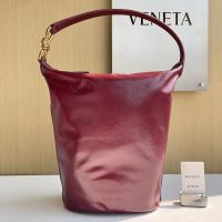 Bottega Veneta Medium Knot Shoulder Bag In Cracked Leather Burgundy