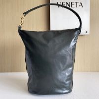 Bottega Veneta Medium Knot Shoulder Bag In Cracked Leather Dark Brown