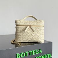 Bottega Veneta Small Soft Vanity Case In Intrecciato Piccolo Leather Beige