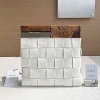 Bottega Veneta Snap Clutch In Intrecciato Lambskin White