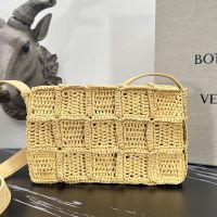 Bottega Veneta Medium Cassette Crossbody Bag In Intreccio Raffia Brown