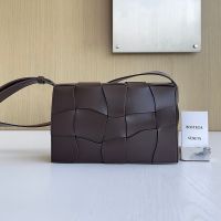 Bottega Veneta Medium Cassette Crossbody Bag In Intreccio Wavy Leather Coffee