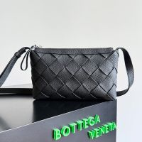 Bottega Veneta Diago Zipped Messenger Bag In Intrecciato Grained Calfskin Black