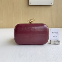 Bottega Veneta Knot Clutch In Crocodile Leather Burgundy