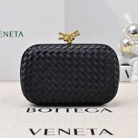 Bottega Veneta Knot Clutch In Intrecciato Silk Black