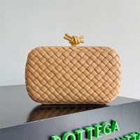 Bottega Veneta Knot Clutch In Intreccio Lambskin Apricot
