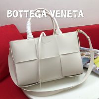 Bottega Veneta Medium Arco Tote 39 with Detachable Strap In Intreccio Leather White