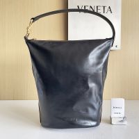 Bottega Veneta Medium Knot Shoulder Bag In Cracked Leather Black