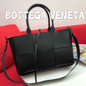 Bottega Veneta Medium Arco Tote with Detachable Strap In Intreccio Leather Black