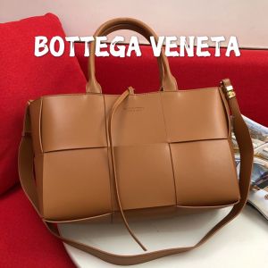 Bottega Veneta Medium Arco Tote with Detachable Strap In Intreccio Leather Brown