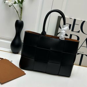 Bottega Veneta Small East-West Arco Tote In Intreccio Leather Black/Brown