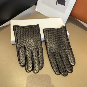Bottega Veneta Men Gloves In Intrecciato Lambskin Black